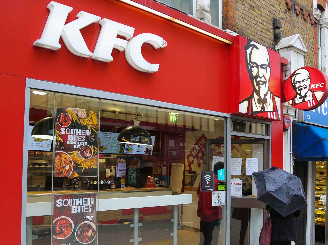 ケンタッキーフライドチキン、「黒い虫」がいた時の店員の“行動”に戦慄