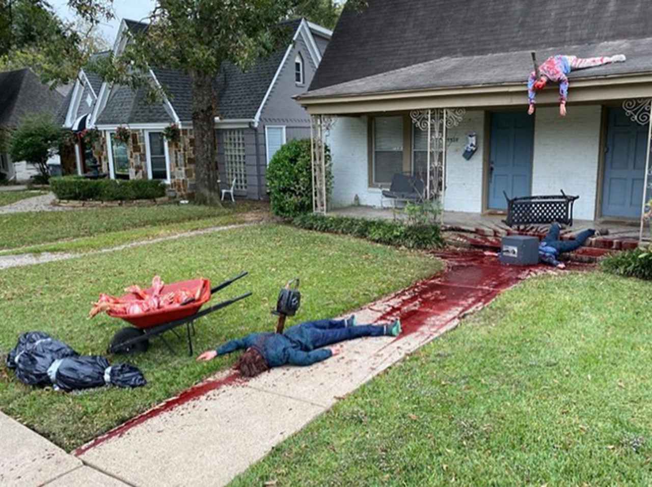 自宅前を「ハロウィン仕様」にした結果、リアルすぎて警察が出動