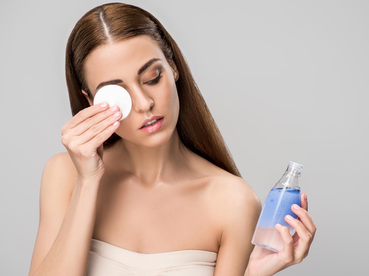 小じわを作らない!プロが教える正しいアイメイクの落とし方