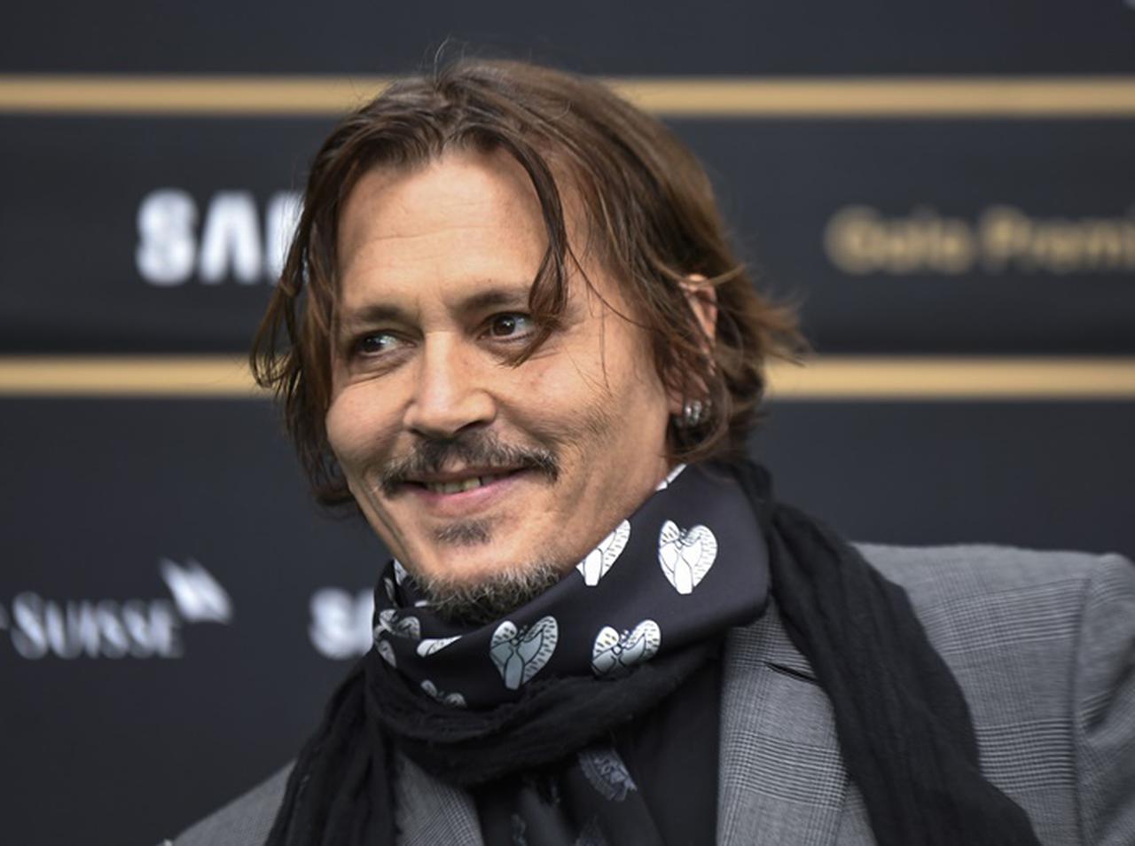 ジョニー・デップ、飛行機に乗る最後の最後までファンサービス