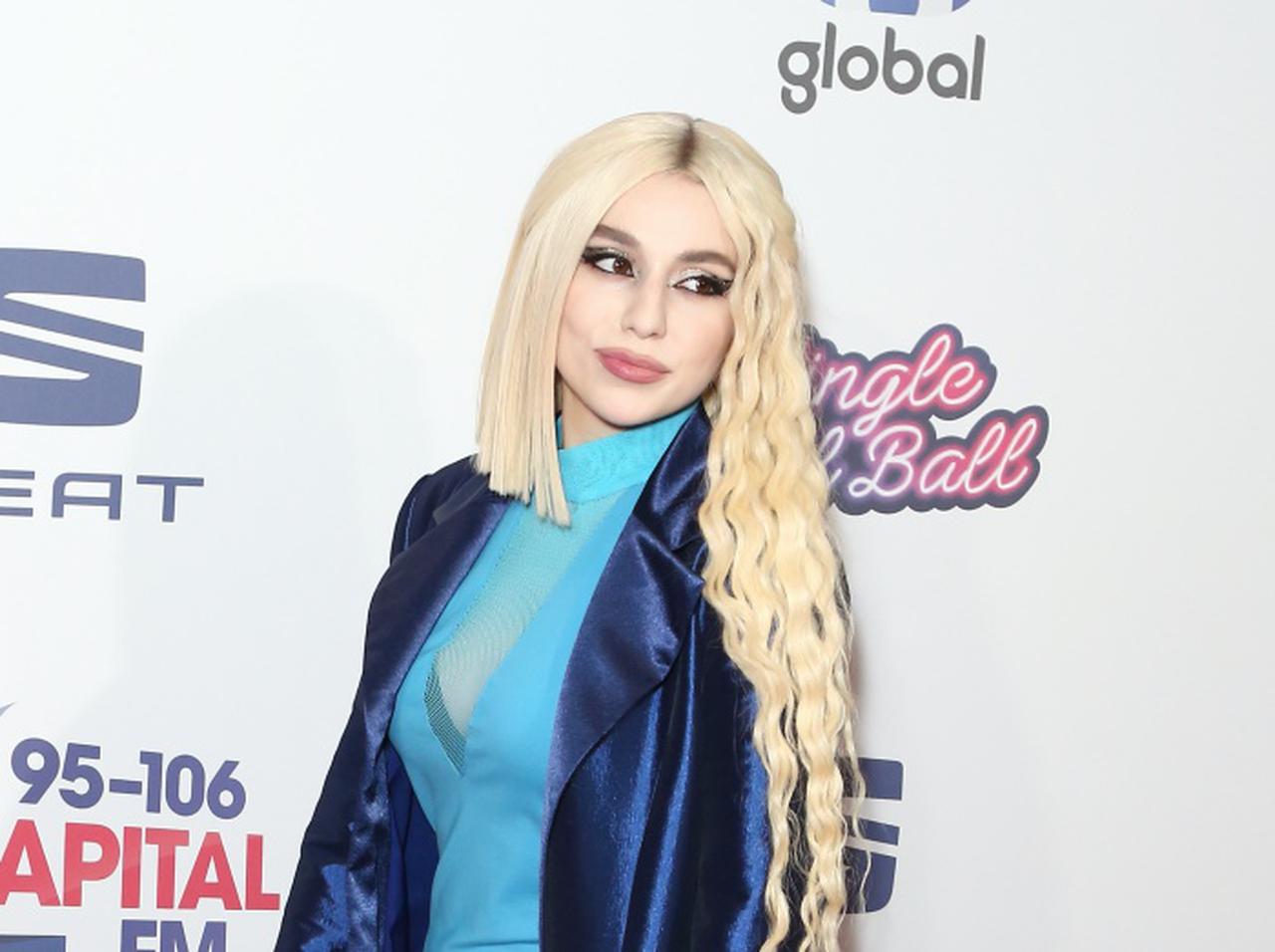 エイバ・マックスが新曲「Christmas Without You」をサプライズでリリース