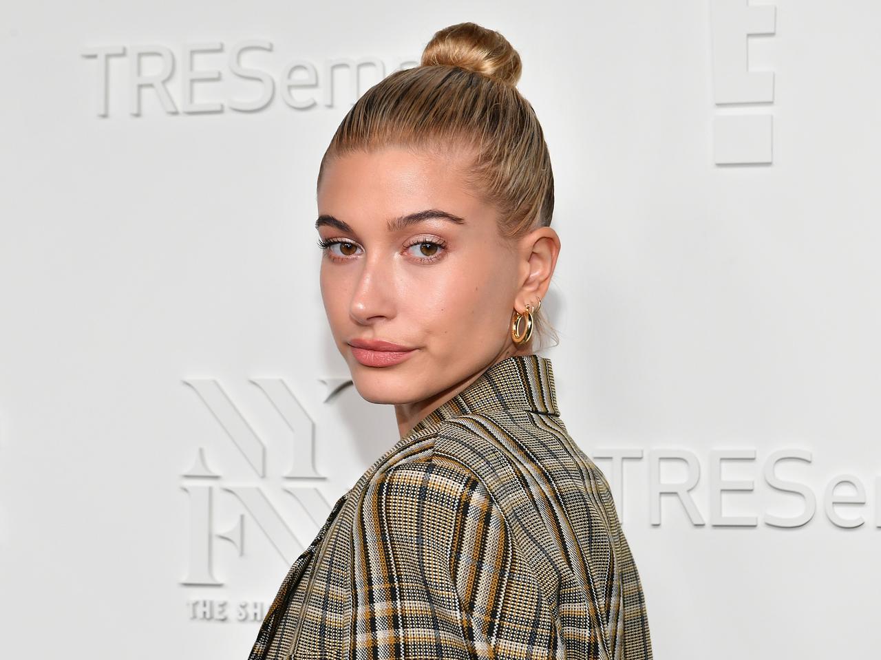 ヘイリー・ビーバー、コロナ禍でも愛用する“救世主コスメ”を2つ紹介