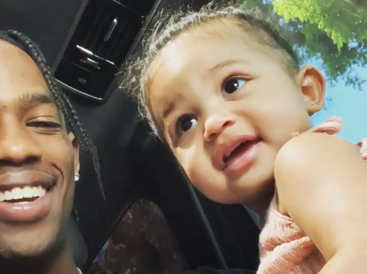 ラッパーのトラヴィス、娘が「女性はなんだってできる」と知っていることを嬉しく思っている