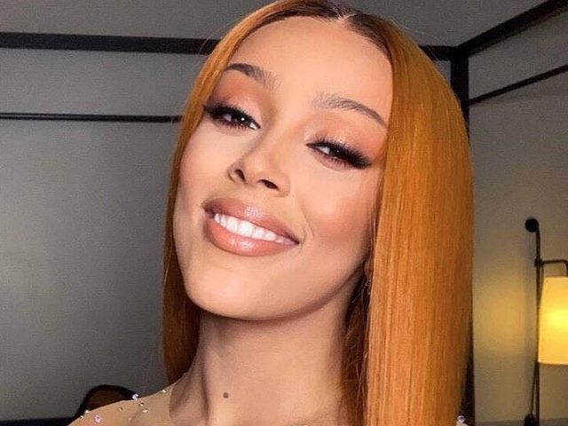 ドージャ・キャット、注目のオレンジメイクはすベて“プチプラコスメ”！【ビルボード2020】