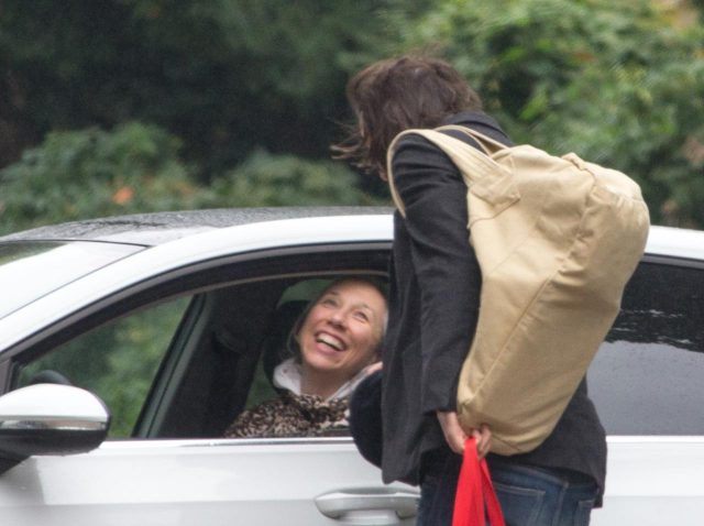 【激レア】キアヌ・リーブスと恋人がキス、穏やかな幸せ姿をキャッチ