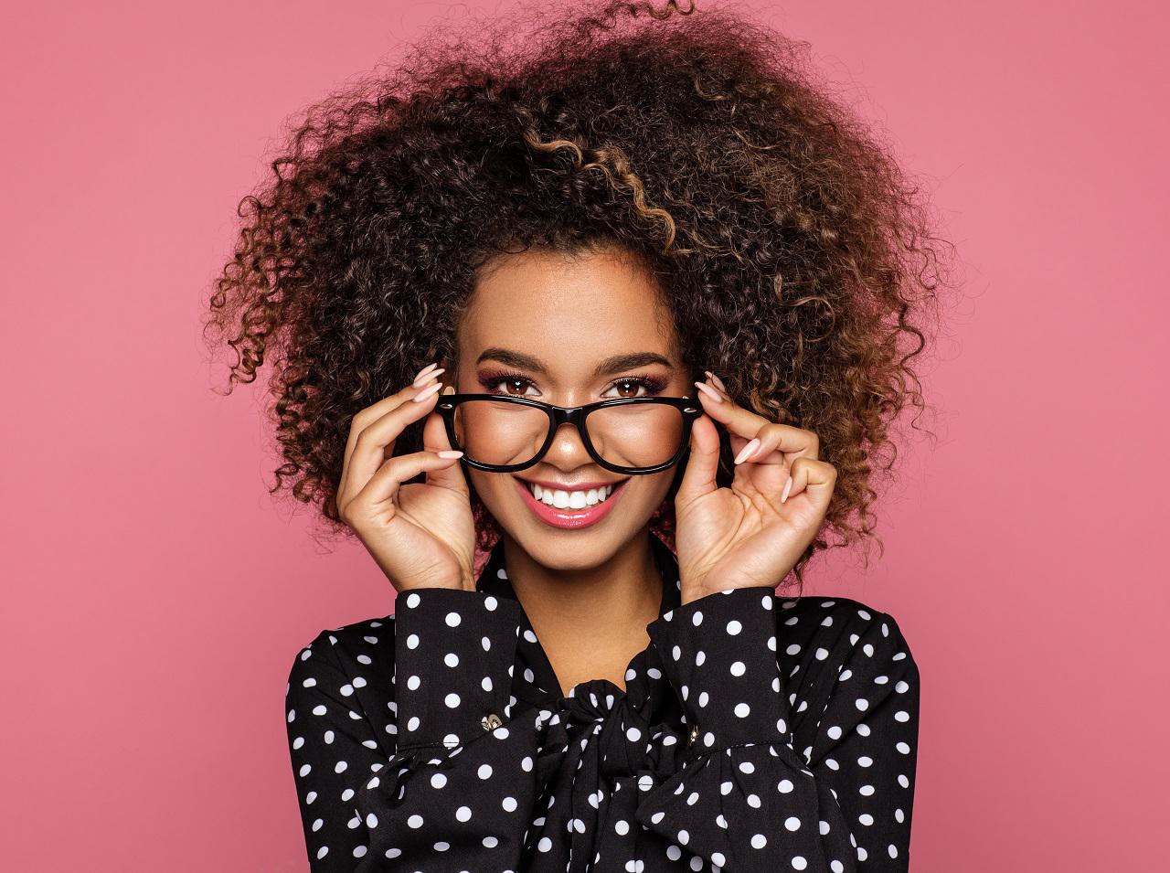 メガネに似合う目元メイクは?印象をアップさせる3つのポイント