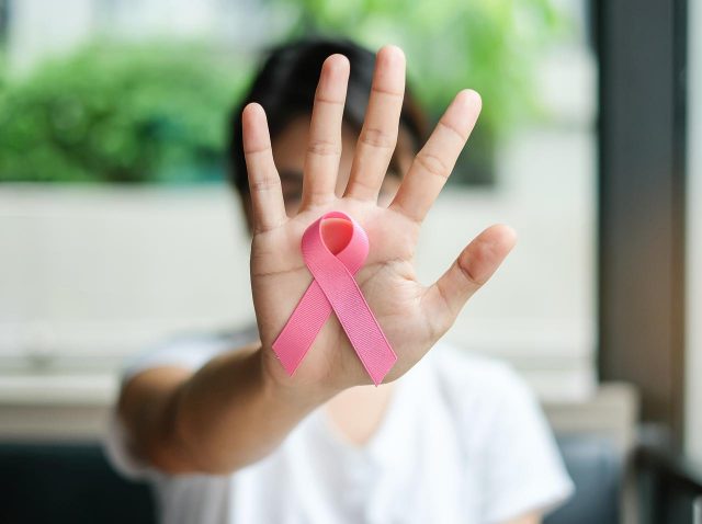 女性のがんで最多は「乳がん」、早期発見で生存率90%超えも“検診率”が超低い…【ピンクリボン月間】