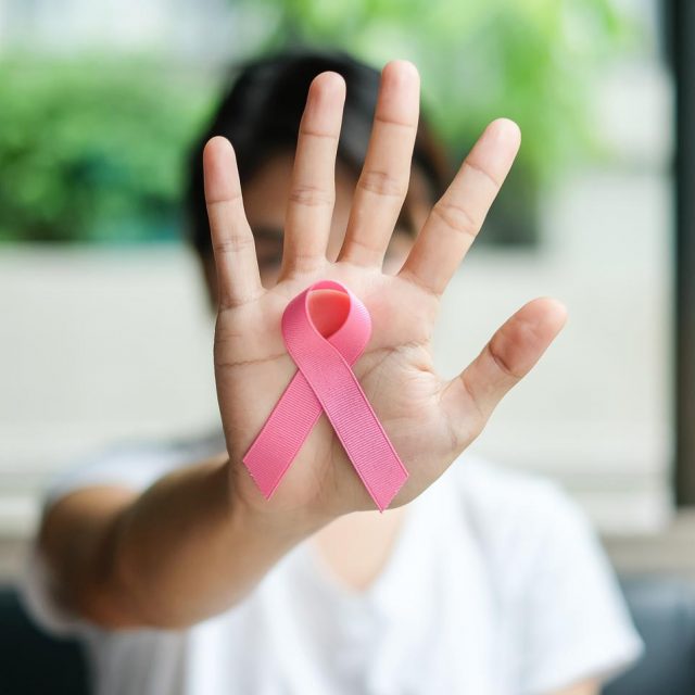 女性のがんで最多は「乳がん」、早期発見で生存率90%超えも“検診率”が超低い…【ピンクリボン月間】