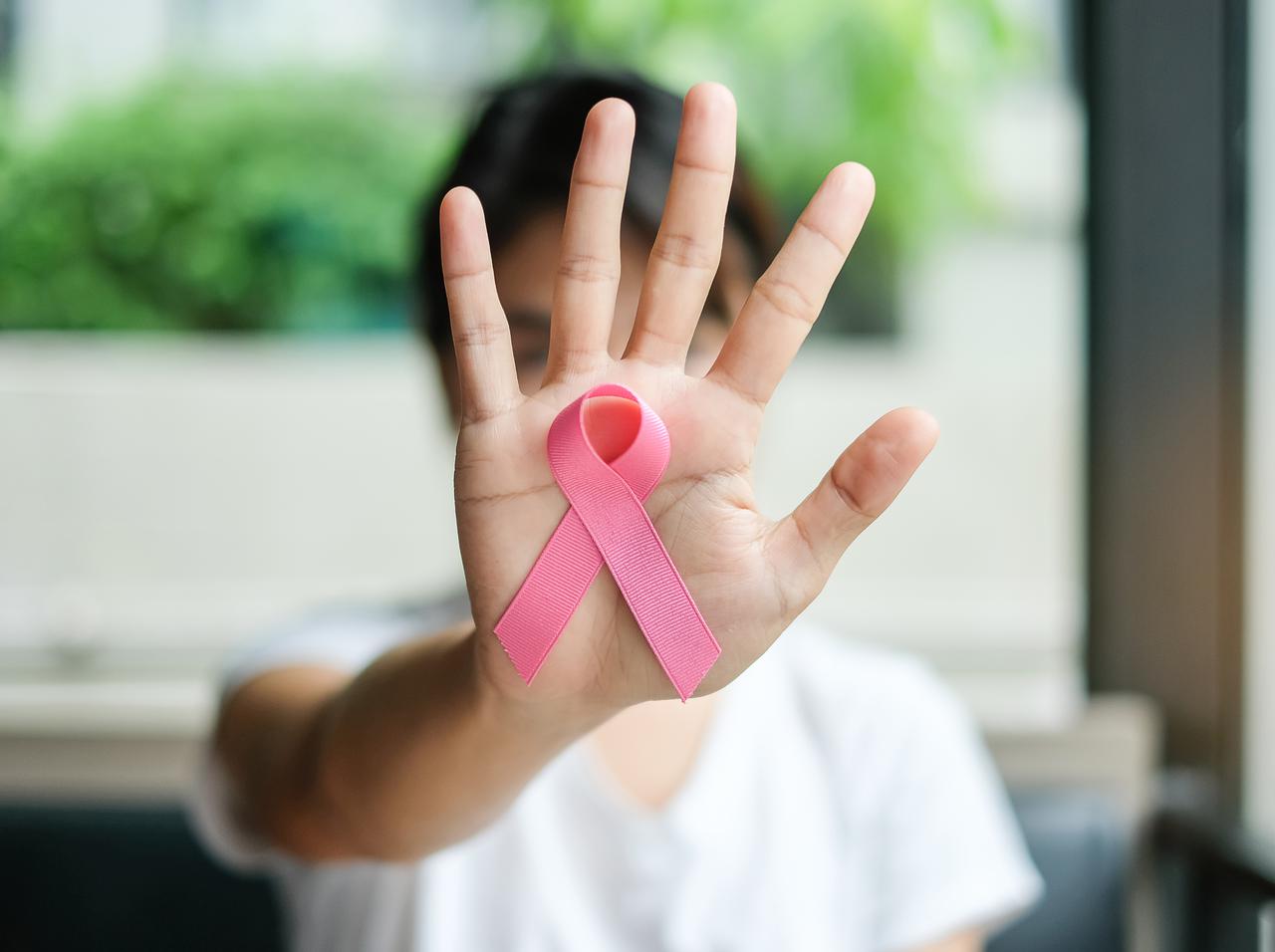 女性のがんで最多は「乳がん」、早期発見で生存率90%超えも“検診率”が超低い…【ピンクリボン月間】