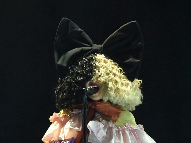 テレビで見た子と養子縁組、シーアが18歳の2人を養子に迎え入れた経緯を明かす