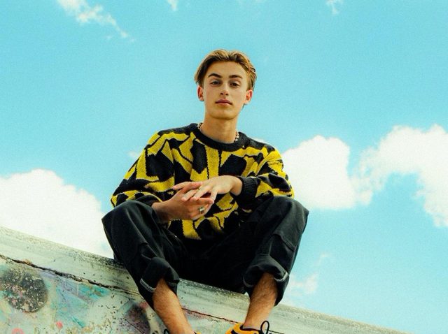 日本へのメッセージが到着！ジョニー・オーランドが新作EP『It’s Never Really Over』をリリース