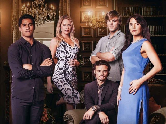 ドラマ『フィルシー・リッチ』の予告編が到着！『SATC』キム・キャトラル主演でリメイク版制作へ