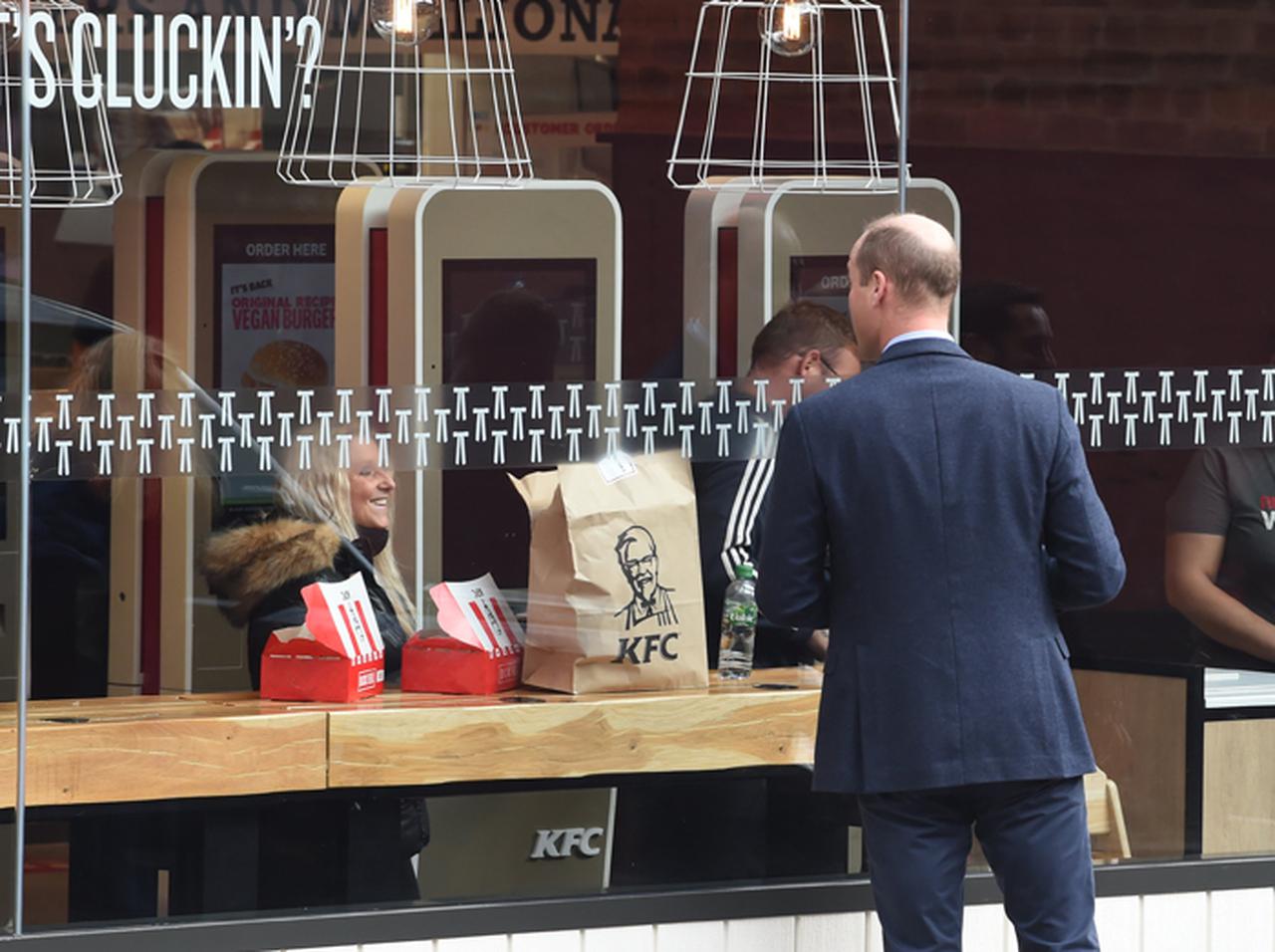 ケンタッキーフライドチキン、ウィリアム王子が店内を「ガン見」する写真をイジる