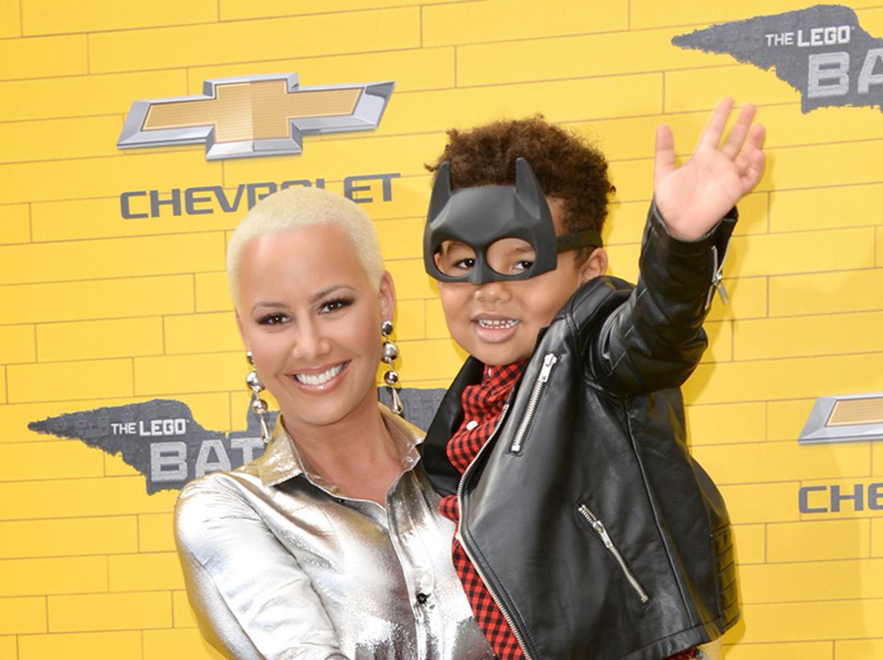 7歳の息子に「生理」について教える理由、アンバー・ローズの子育て論に共感の声