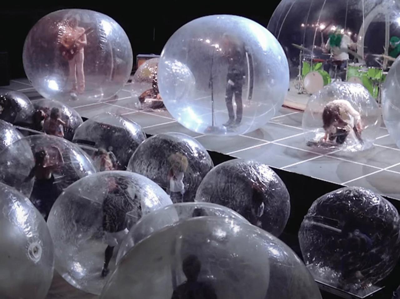 アーティスト＆観客全員が巨大バブルに！新感覚ライブがウィズコロナ時代の注目株