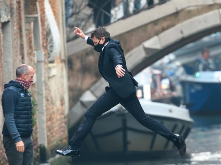 トム・クルーズ、“水の都”の名物使ったアクションシーンを練習 足元にハラハラ【写真】