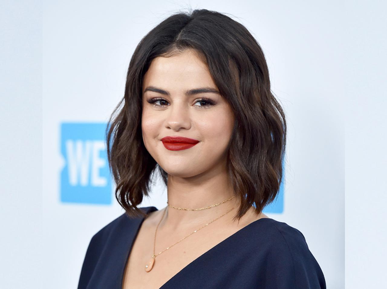 セレーナ・ゴメス、ベッドでのライブ配信中に何度も「映り込んだ物」に心配の声