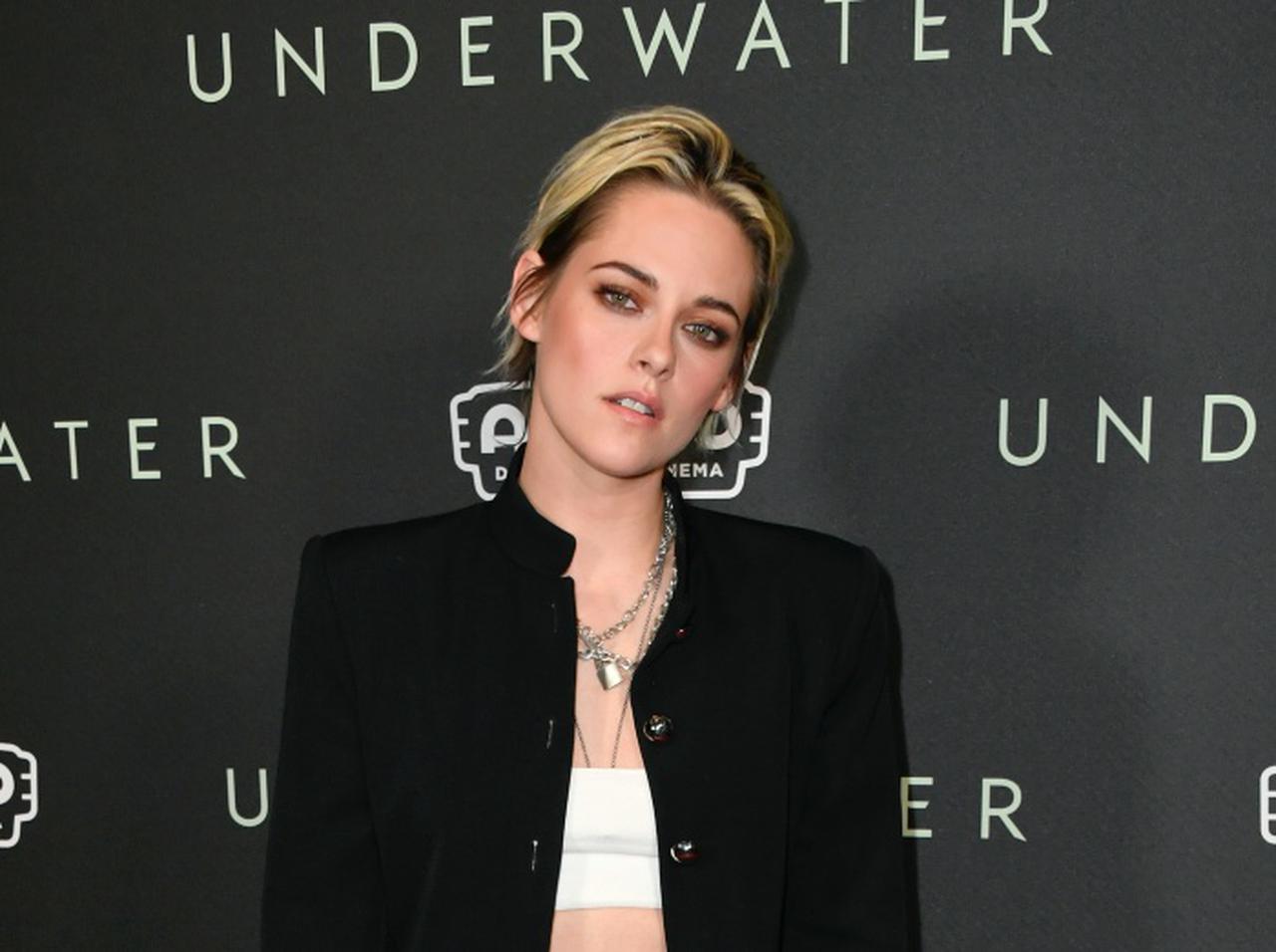 クリステン・スチュワート、初めて女性と交際した時に感じたプレッシャーを振り返る