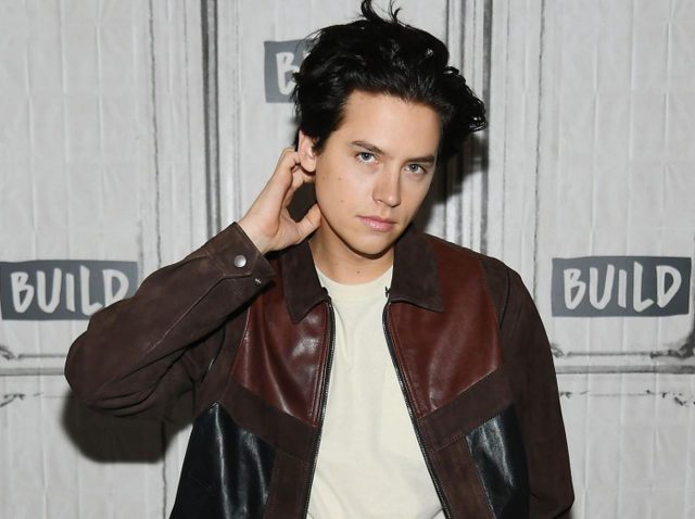 コール・スプラウスに新たなロマンスの予感、ハグする時の「手の位置」が友達以上？