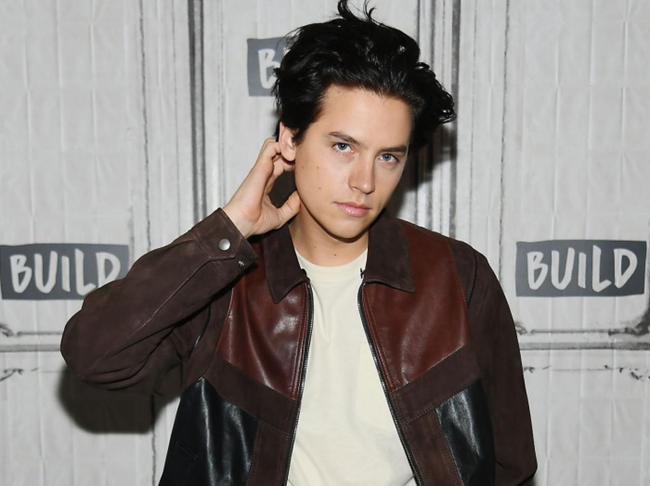 コール・スプラウスに新たなロマンスの予感、ハグする時の「手の位置」が友達以上？