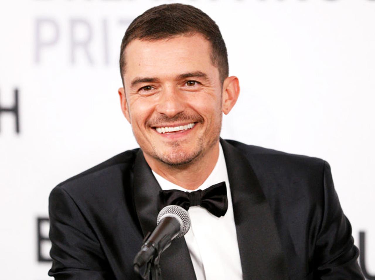 オーランド・ブルーム、生後2ヵ月の娘の育児に「お経」を取り入れている