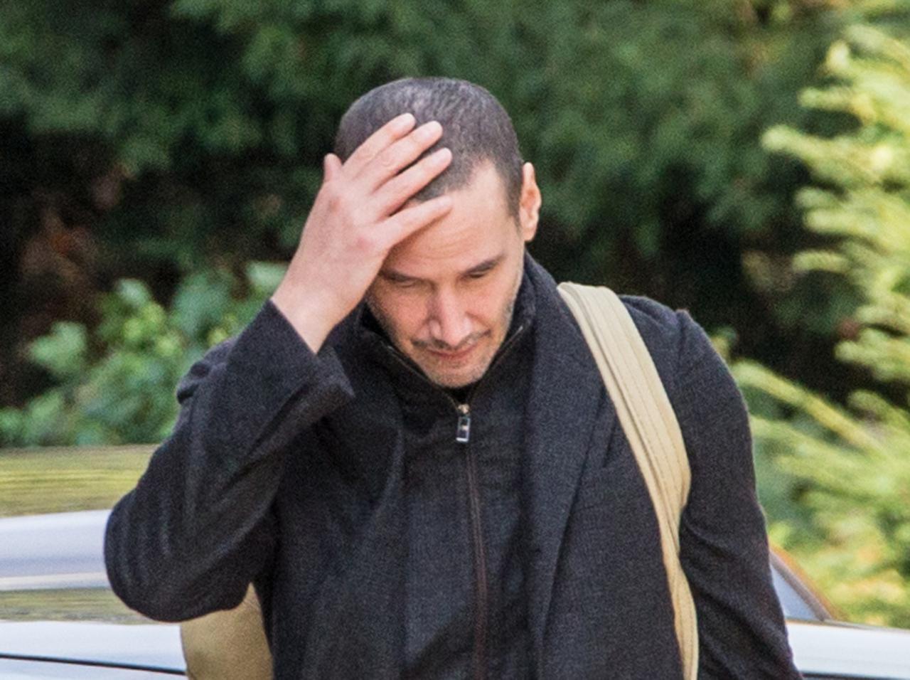 キアヌ・リーブスが坊主に！本人も頭をなでなでそわそわ