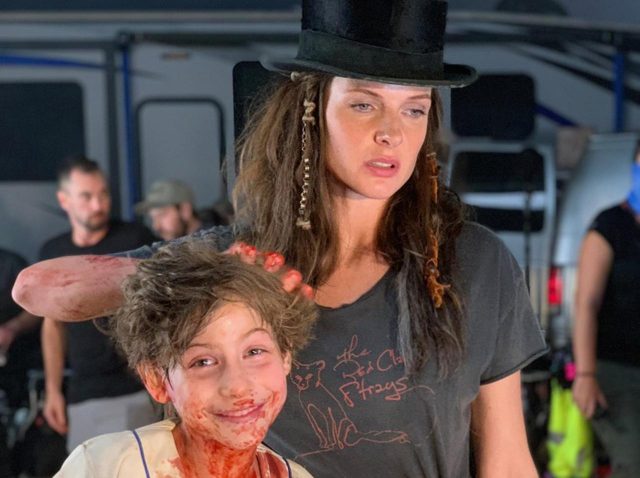 『ドクター・スリープ』の舞台裏写真が公開！トラウマシーンの血塗れ野球少年がニッコリ