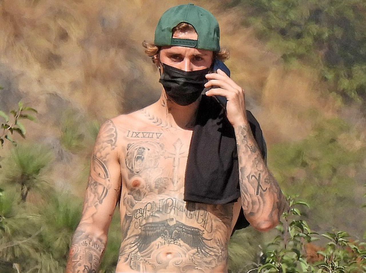 ジャスティン・ビーバー、顔はマスクで隠すも肝心の「あそこ」は隠さず