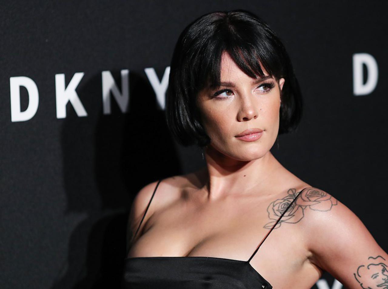 坊主になったホールジー、「坊主ならではの場所」にタトゥーを入れる