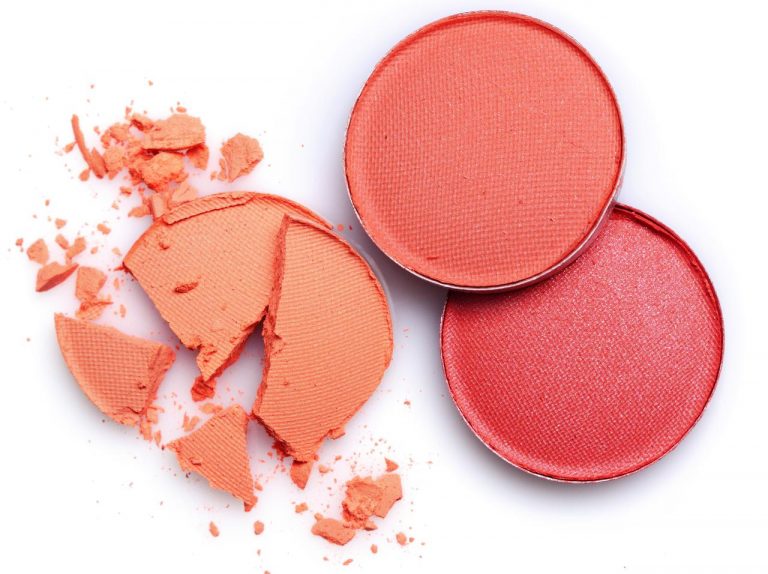 チークはなじませる方向がカギ!ほんのり印象を変えるブレンド術