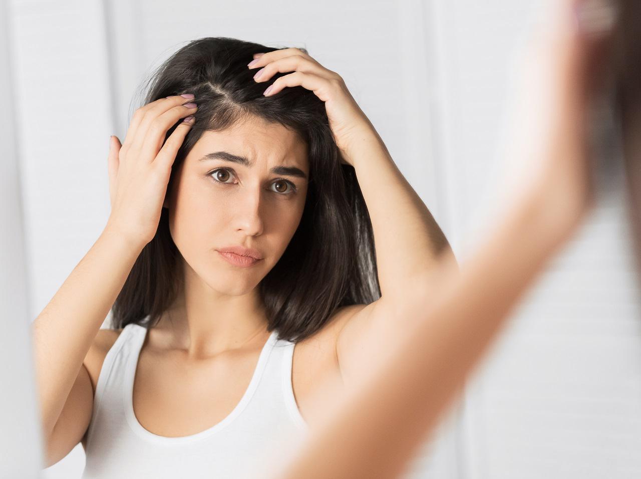 目立つ「髪の分け目」を隠す裏ワザ!プロが使う意外なアイテムとは?