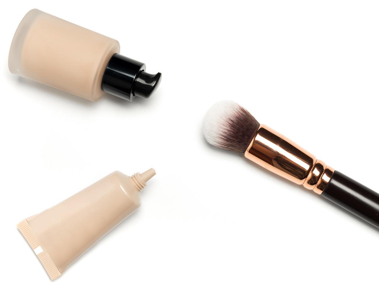 リキッドファンデーションをキレイに仕上げるブラシのタイプとは?