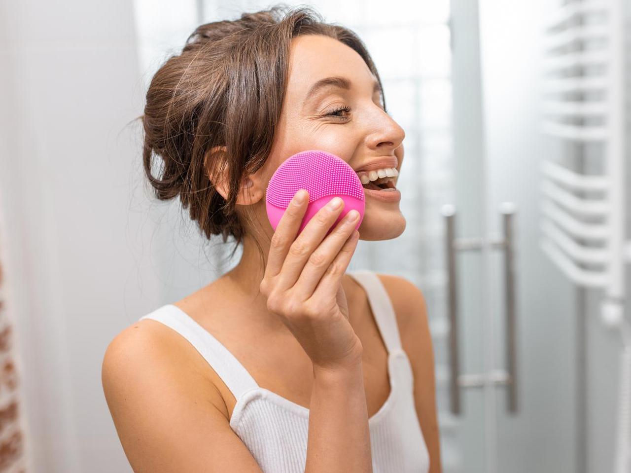 シリコン洗顔ブラシは“手で洗う”よりも効果あり!?専門家が解説