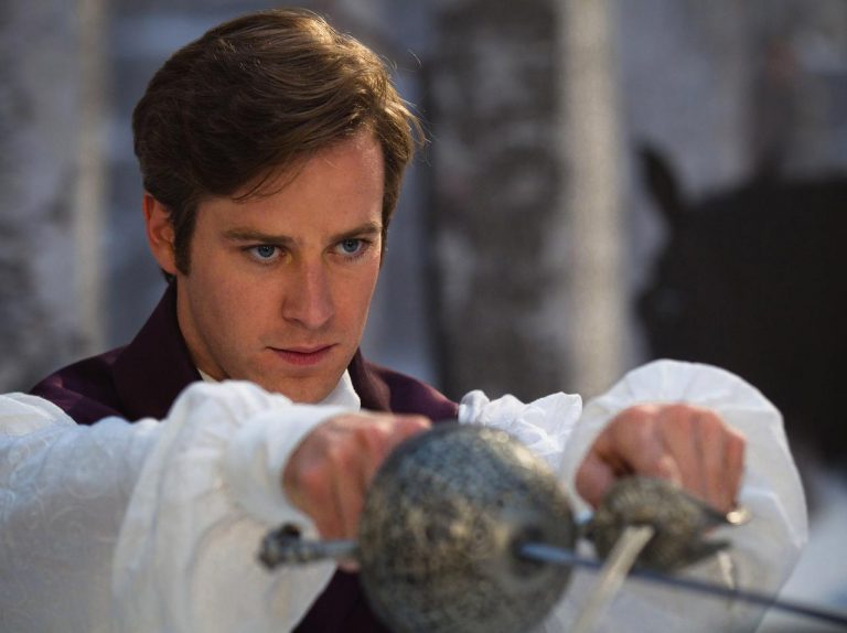 アーミー・ハマー、『白雪姫と鏡の女王』の“感想”がぶっちゃけすぎ