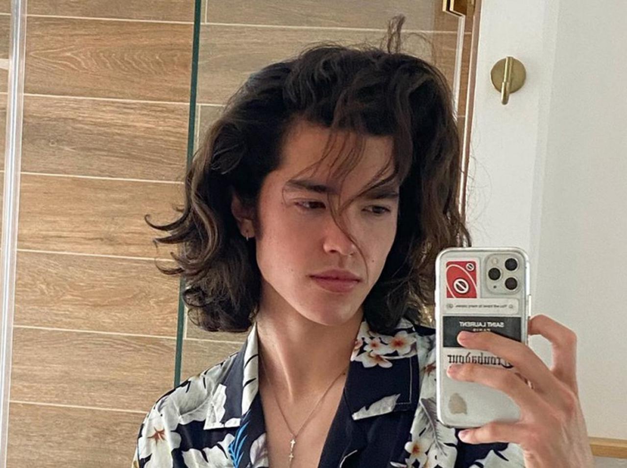 コナン・グレイ、「ヘザー」を発表するのは恥ずかしかったと告白「アルバムから外れる寸前だった」