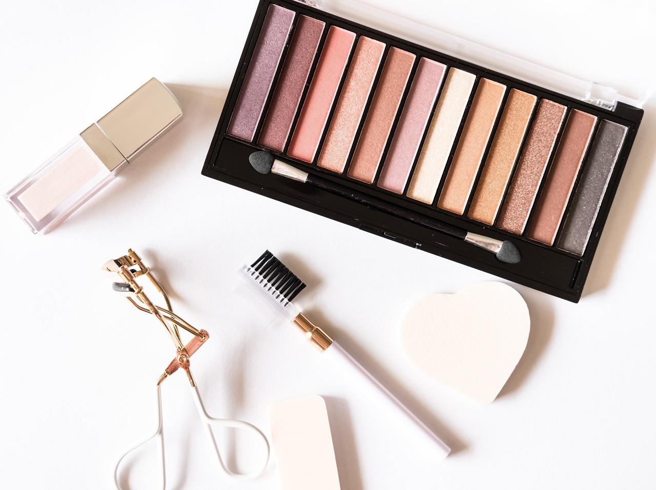 一重と二重で塗り方が違う！アイシャドウでデカ目を叶える「まぶた別」のメイク法