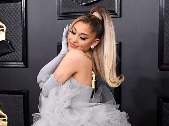 アリアナ・グランデ、ほぼ全裸の中年男性の「等身大パネル」を自宅のインテリアに