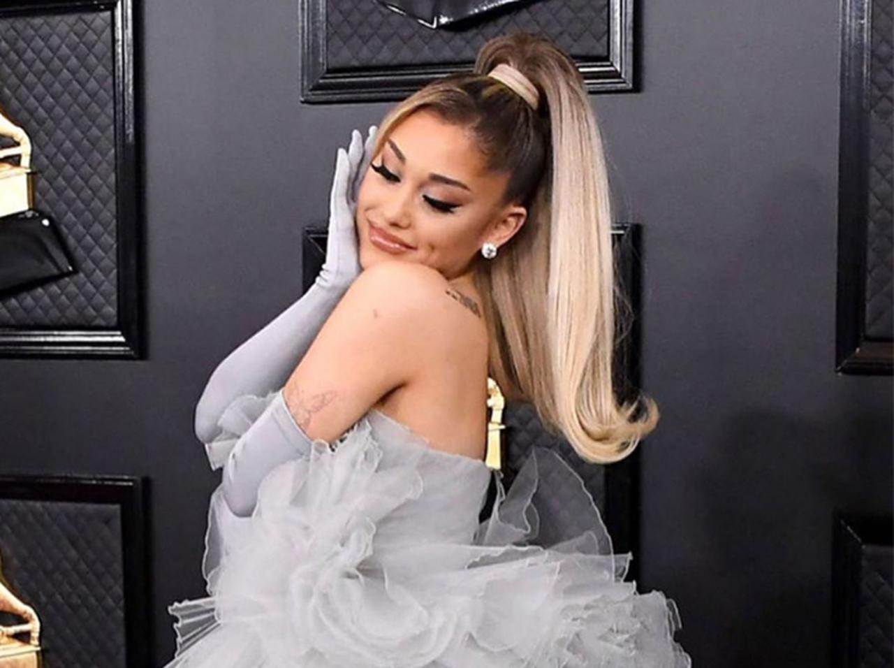 アリアナ・グランデ、ほぼ全裸の中年男性の「等身大パネル」を自宅のインテリアに