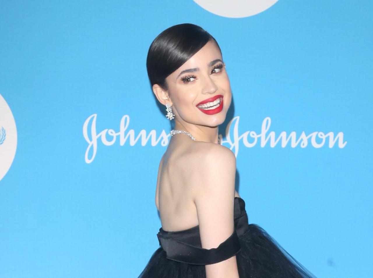 「私はウソつきなんだと思う」ソフィア・カーソンが新曲「Guess I’m A Liar」で歌う恋人からの自立