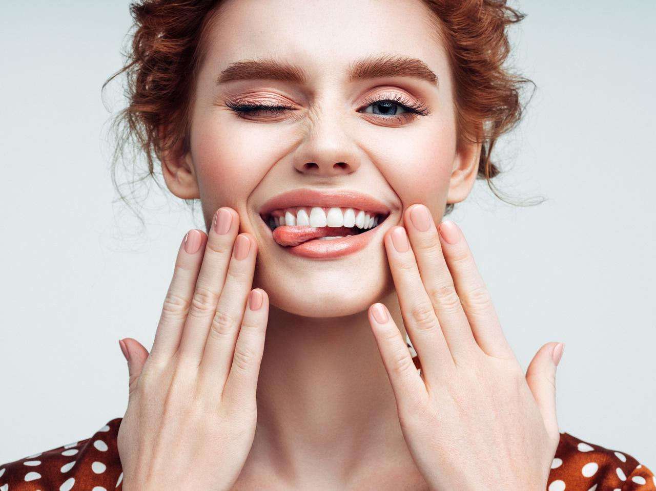 絶対にバレない！“下唇の内側”に入れるこっそりタトゥーが大人気