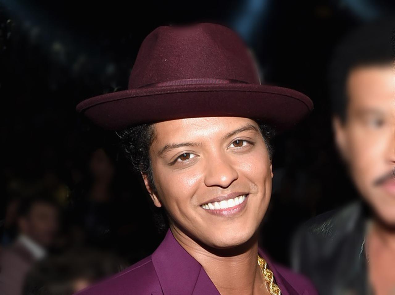 ブルーノ・マーズ、嵐とオンライン飲み会で元気な姿を見せる