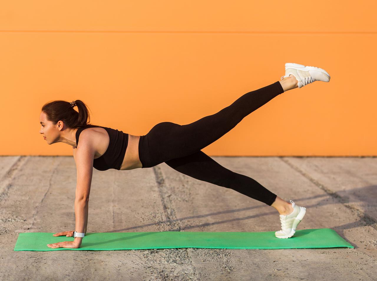 1日最短30秒で腹筋を鍛える!進化系プランクトレーニング4選