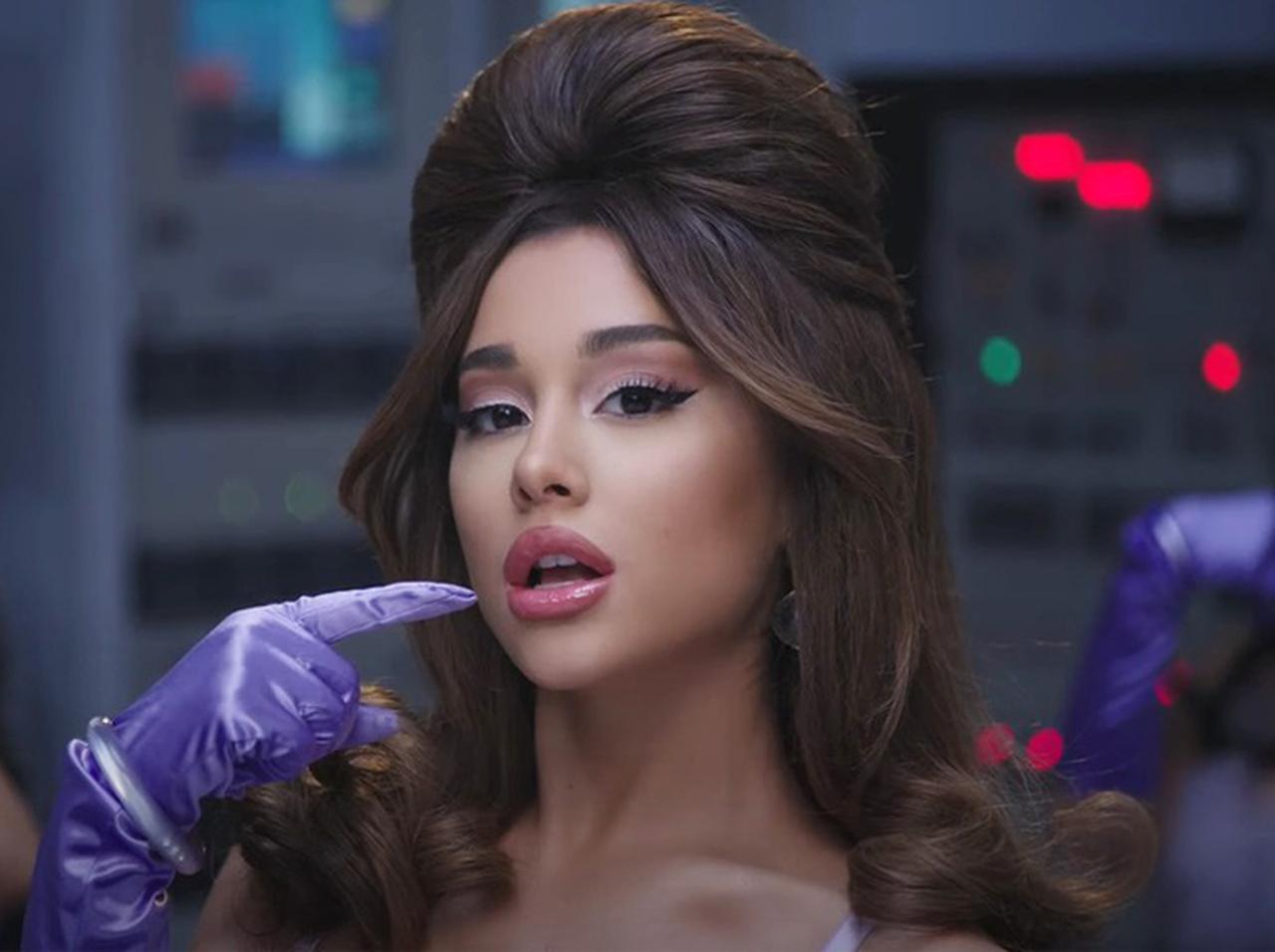 アリアナ・グランデ、“体位”を意味する曲のMVで「セックスロボット」に扮する