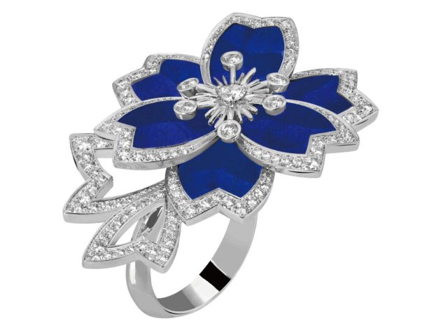 ヴァン クリーフ＆アーペル、新作は冬に咲く花がテーマのジュエリー