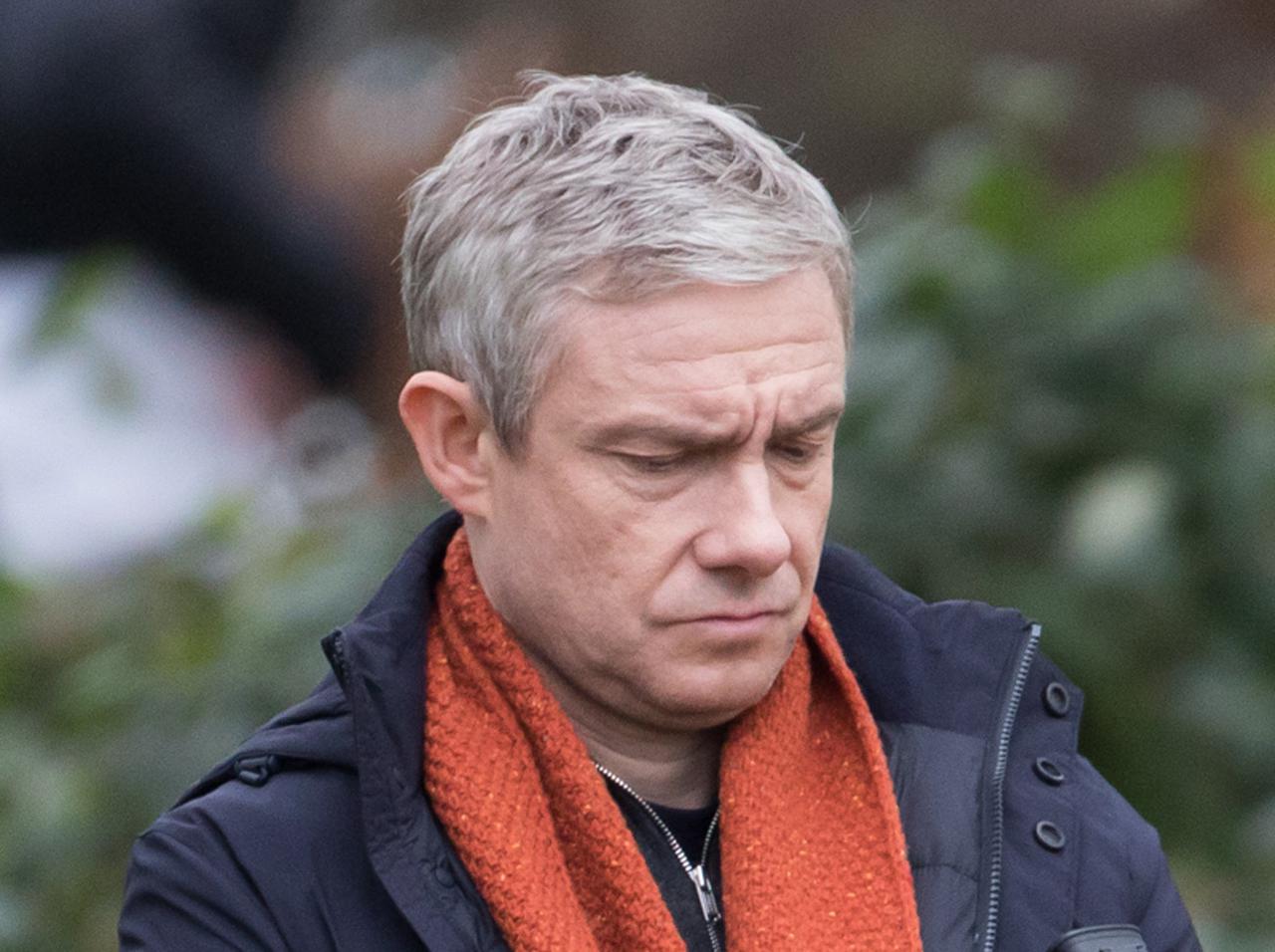 マーティン・フリーマン、撮影中に“小道具”に気を取られてイジくりまわす【写真アリ】