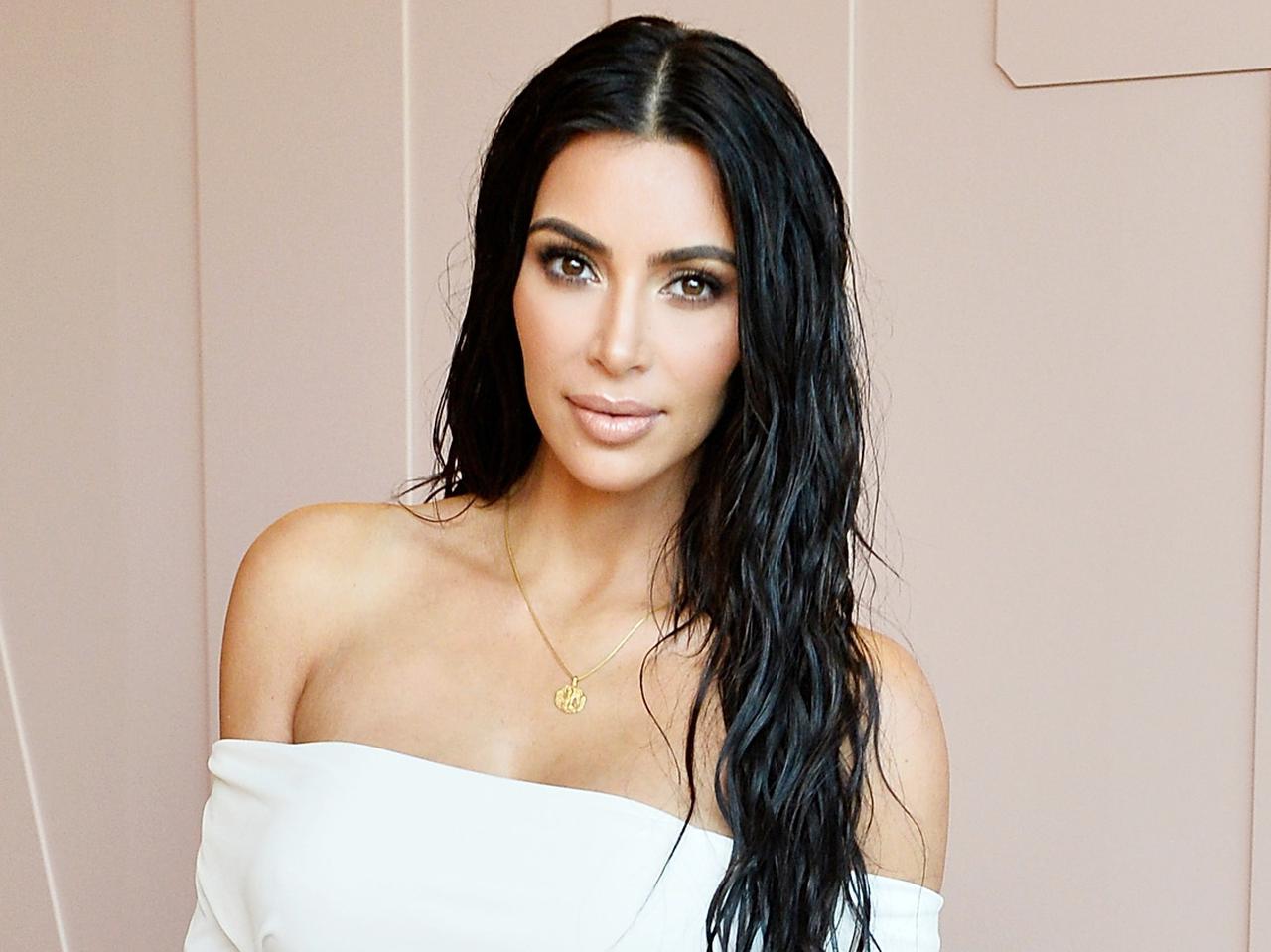 キム・カーダシアン、目の下のクマを消すテクが凄すぎると話題に