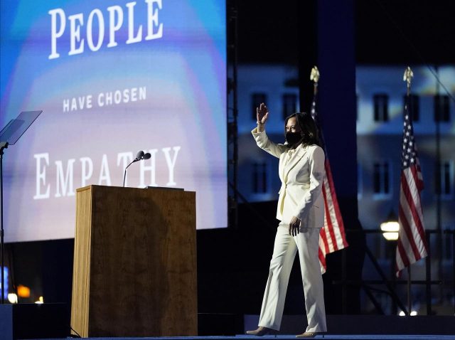 カマラ・ハリス氏の「白スーツ」の意味って？勝利演説の中継中の「家庭」の様子が泣ける