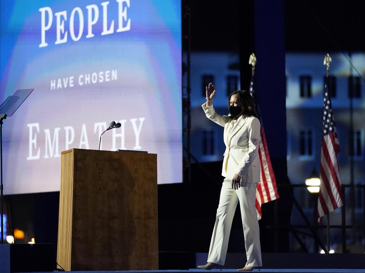 カマラ・ハリス氏の「白スーツ」の意味って?勝利演説の中継中の「家庭」の様子が泣ける