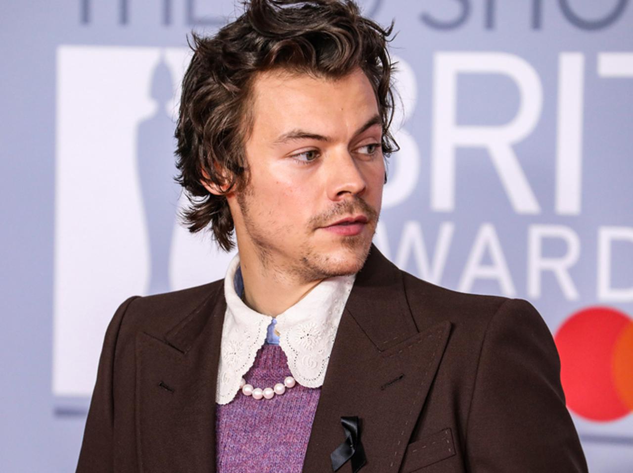 ハリー・スタイルズが「女性用の服」を着ることへの批判を“仕事仲間”が擁護