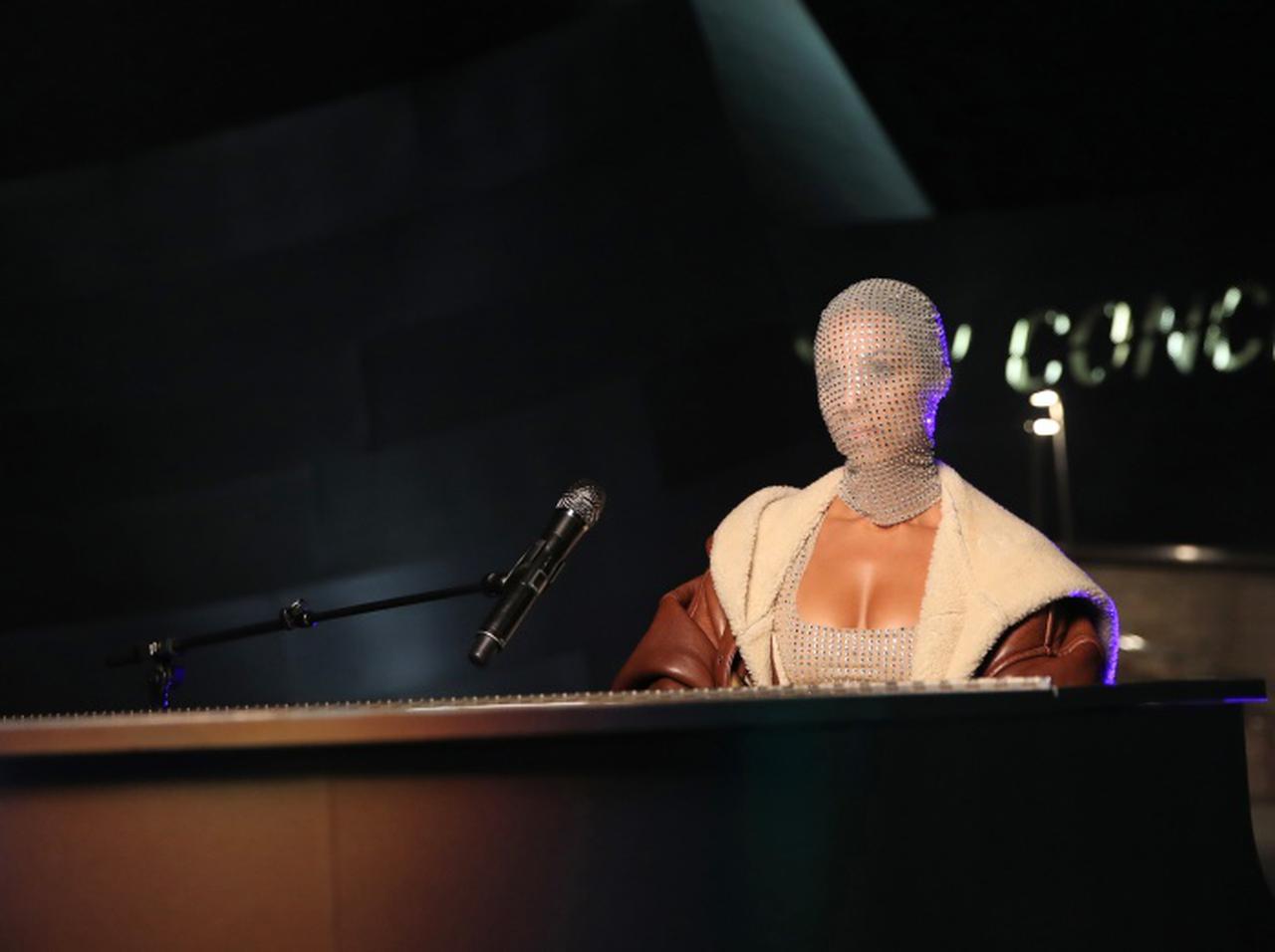 アリシア・キーズ、「フルフェイスマスク」を装着して歌う姿がシュールすぎる【MTV EMA】